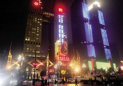 昨晚8點，南濱路上LED大屏“宏哥我要嫁你”。