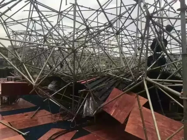 led舞臺屏倒塌現(xiàn)場畫面三 led舞臺屏倒塌現(xiàn)場畫面三